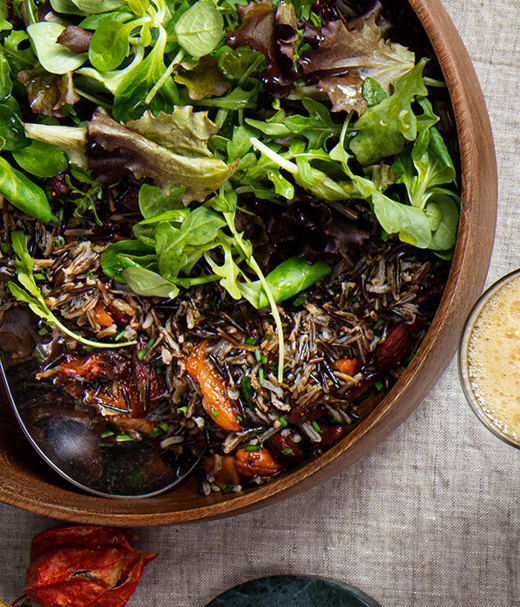 Wilde rijstsalade met noten en gedroogd fruit 