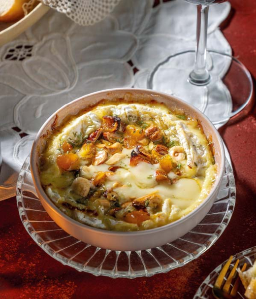 Camembert uit de oven met noten en abrikozen 