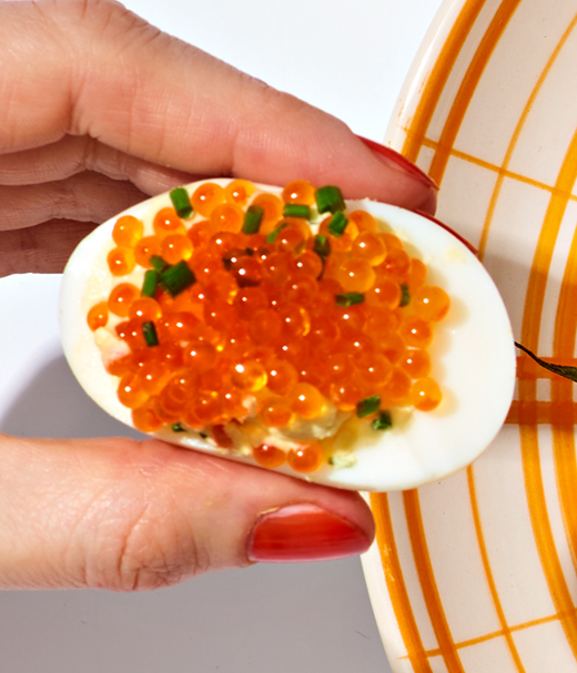 Gevulde eieren met forel-eitjes 