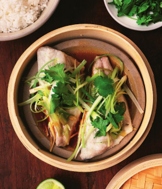 Gestoomde zeebrasem met gember, chilipeper en lente-ui