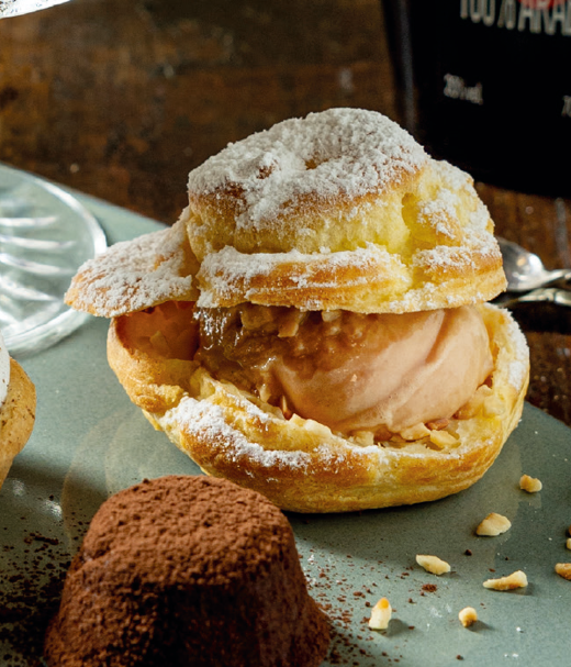 Soesje gevuld met bolletje karamelijs en nougatine 