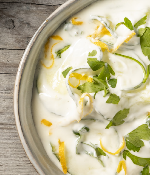 Yoghurtdip met komkommer & citroen 