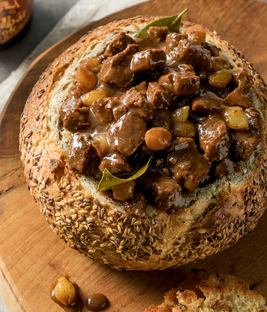 Kruidig runderstoofvlees met bockbier en zilveruitjes