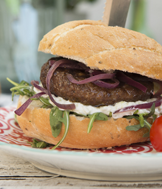 Hamburger met tzatziki saus